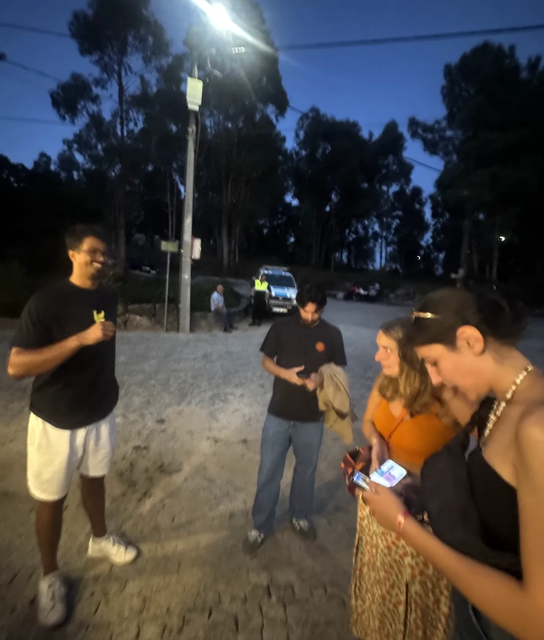 Leo talking with participants as they download BananaSplit on their phones