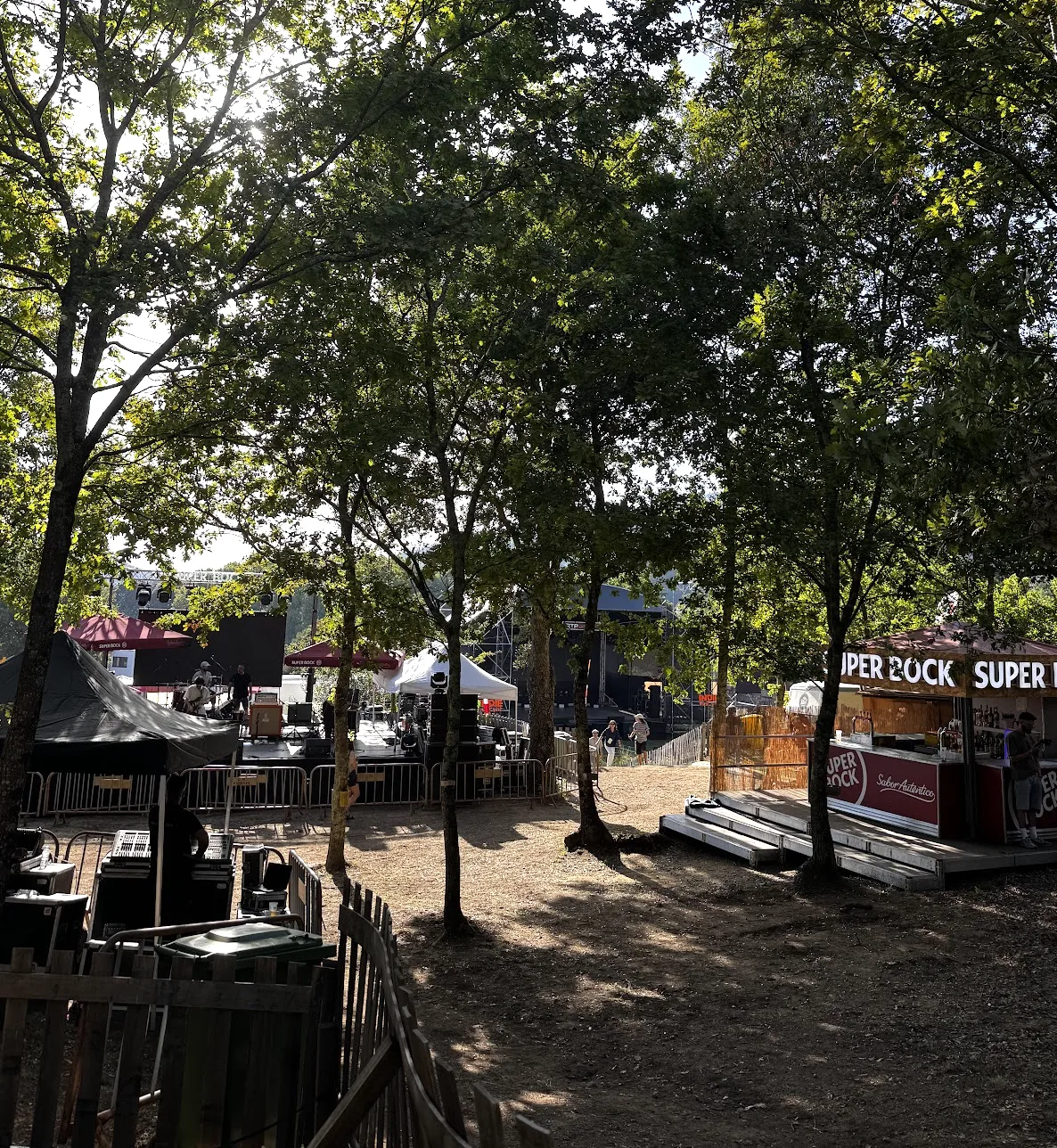 Indie Music Fest grounds during the day, with stages and stalls among the trees of Floresta Mágica